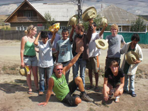 2009 september landstede raalte groep met hoeden.jpg